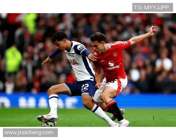 曼联主场惨败,遭遇4连败引球迷抗议 曼联主场惨败,遭遇4连败引球迷抗议